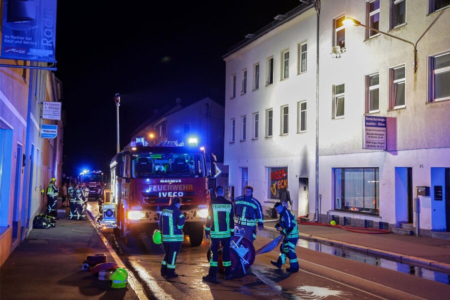 Glauchau: Anwohner werden aus dem Schlaf gerissen - In der Nacht zum Samstag mussten die Feuerwehr einen Brand in einem Mehrfamilienhaus in Glauchau löschen.