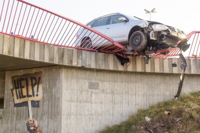 Glauchau: Auto durchbricht Brückengeländer - Das Fahrzeug blieb nach dem Unfall in Glauchau halb über der Brücke hängen.