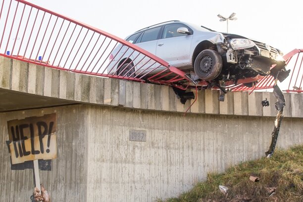 Glauchau: Auto durchbricht Brückengeländer - Das Fahrzeug blieb nach dem Unfall in Glauchau halb über der Brücke hängen.