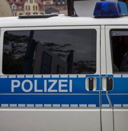Glauchau: Autofahrer gibt angefahrenem Radler 50 Euro und verschwindet - 