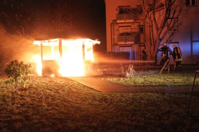Am Mittwochabend ging in Glauchau ein Holzpavillon am Schindmaasener Weg in Flammen auf. 