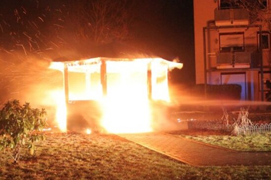 Am Mittwochabend ging in Glauchau ein Holzpavillon am Schindmaasener Weg in Flammen auf. 