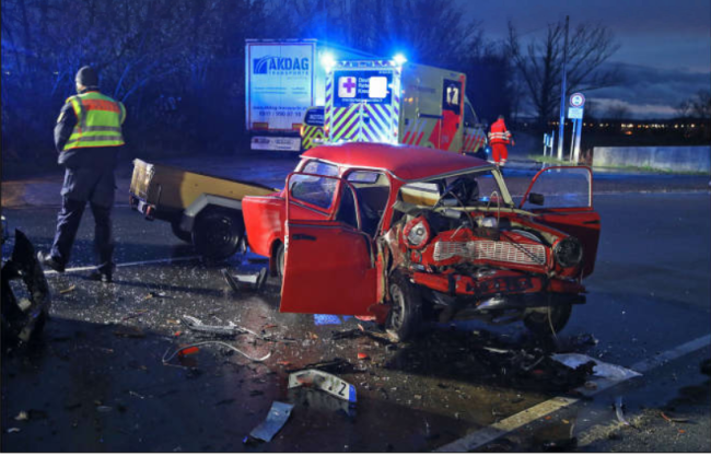 Der 30-jährige Trabi-Fahrer, seine sechsjährige Tochter und der 55-jährige Beifahrer des VW erlitten schwere Verletzungen. 