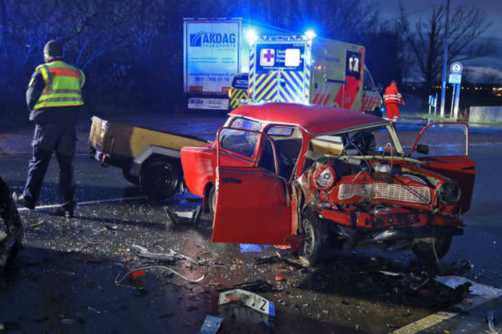 Glauchau: Drei Schwerverletzte bei Unfall mit Trabant mit Anhänger - Der 30-jährige Trabi-Fahrer, seine sechsjährige Tochter und der 55-jährige Beifahrer des VW erlitten schwere Verletzungen. 