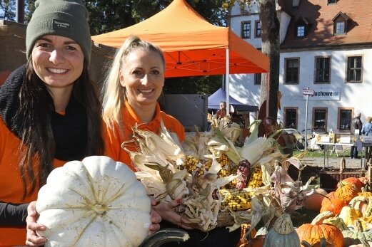 Glauchau eröffnet die Herbstsaison - Kürbisse und bunten Mais aus eigener Ernte gab es bei Sandy Stasiak (links) und Freundin Daniela Habiger.