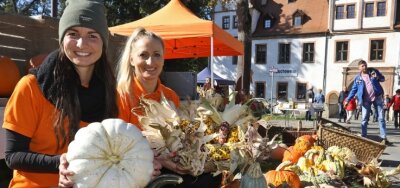 Glauchau eröffnet die Herbstsaison - Kürbisse und bunten Mais aus eigener Ernte gab es bei Sandy Stasiak (links) und Freundin Daniela Habiger.