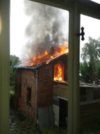 Glauchau: Hintergebäude in Flammen - 