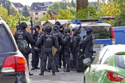 Glauchau im Ausnahmezustand: XXL-Polizeieinsatz wegen eines Zwölfjährigen - Polizisten in schwerer Ausrüstung waren am Donnerstagvormittag in Glauchau im Einsatz