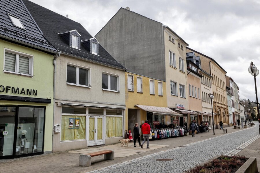 Glauchau kauft Gebäude in der Fußgängerzone: Was steckt dahinter? - Die größtenteils leer stehenden Häuser Leipziger Straße 9 bis 12 in Glauchau werden von der Stadt aufgekauft.