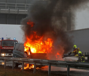 Glauchau: Kleinbus gerät auf A 4 in Brand - 