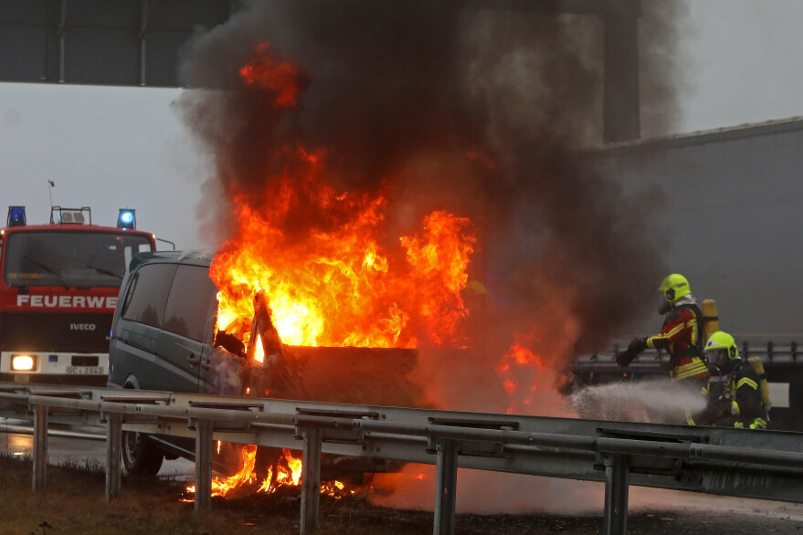 Glauchau: Kleinbus gerät auf A 4 in Brand