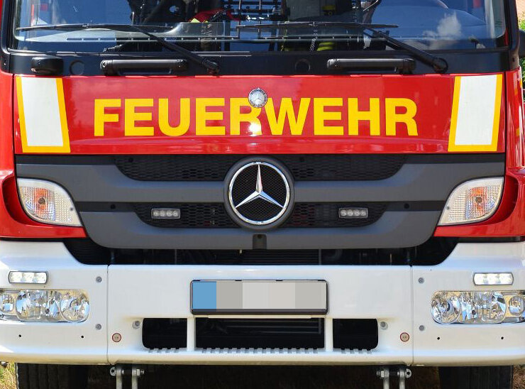 Glauchau: Müllfahrzeug gerät durch Grillkohle in Brand - 