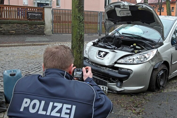 Glauchau: Peugeot gegen Baum gekracht - 