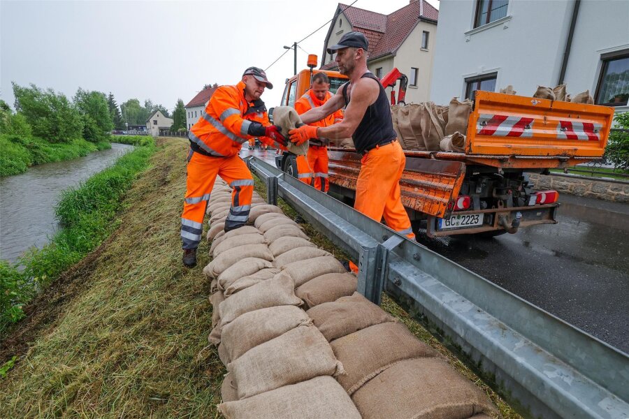 Glauchau rüstet sich vor Hochwasser: Bauhof und Feuerwehr füllen die ersten 10.000 Sandsäcke - Mitarbeiter des Bauhofs und Hausmeister aus städtischen Einrichtungen haben am Donnerstag mit dem Aufbau der Sandsack-Barriere begonnen.