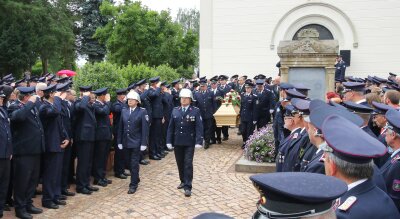 Glauchau: Rund 600 Retter nehmen Abschied von verstorbenem Feuerwehrchef - 