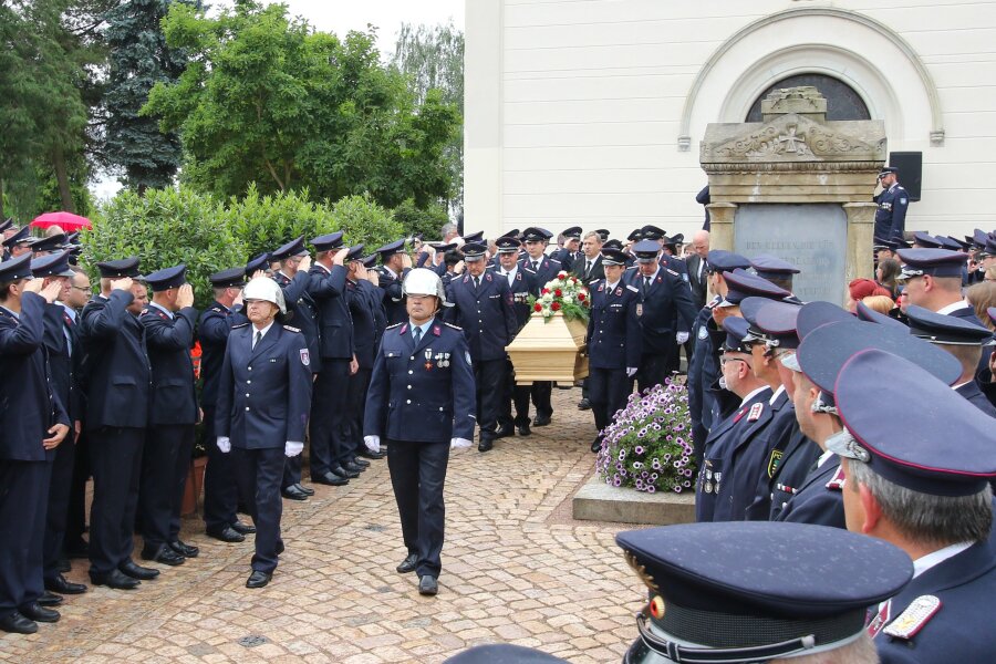 Glauchau: Rund 600 Retter nehmen Abschied von verstorbenem Feuerwehrchef - 