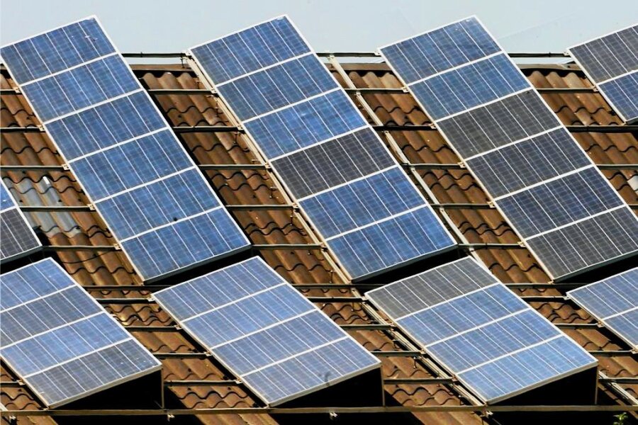 Glauchau: Solaranlage für Klinikum teurer als erwartet - Die Photovoltaikanlage (Symbolbild) des Klinikums wird teurer. Foto: Roland Weihrauch/dpa/Archiv