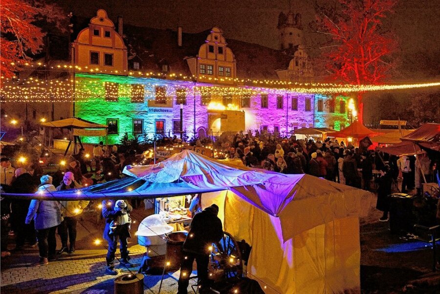 Glauchau stürzt sich in den Weihnachtstrubel - Ein Lichter- und ein Menschenmeer erwartete Besucher am Samstagabend vor der Glauchauer Doppelschlossanlage. 