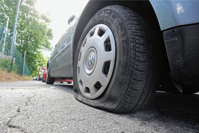 Glauchau: Unbekannte Täter zerstechen Reifen an sechs Fahrzeugen - An gleich sechs Fahrzeugen in Glauchau wurden Reifen zerstochen. Die Polizei ermittelt. 