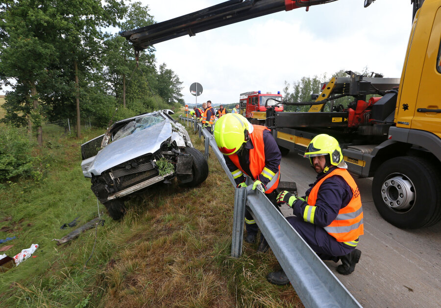 Glauchau: Vier Verletzte bei Unfall auf der A4 - 