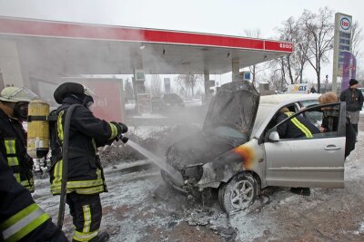 Glauchau: VW Polo geht neben Tankstelle in Flammen auf - Direkt neben der Esso-Tankstelle an der Auestrasse ist am Dienstagmittag ein VW Polo ausgebrannt.