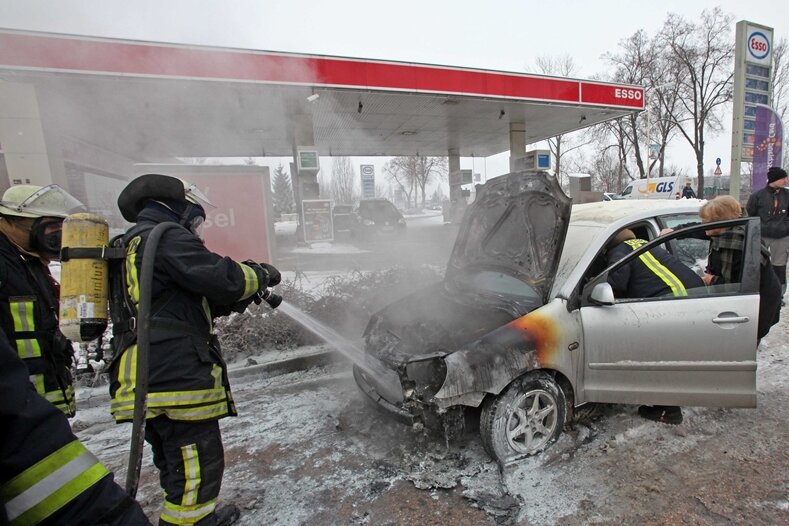 Glauchau: VW Polo geht neben Tankstelle in Flammen auf - Direkt neben der Esso-Tankstelle an der Auestrasse ist am Dienstagmittag ein VW Polo ausgebrannt.