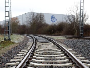 Glauchauer Anschlussbahn wird saniert - Das Stahlzentrum im Glauchauer Gewerbe- und Industriegebiet Nordwest ist einer der Nutzer der Anschlussbahn. 