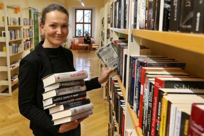 Glauchauer Bibliothek bleibt diesen Freitag geschlossen - Mitarbeiterin Birgit Jacob in der Glauchauer Bibliothek.