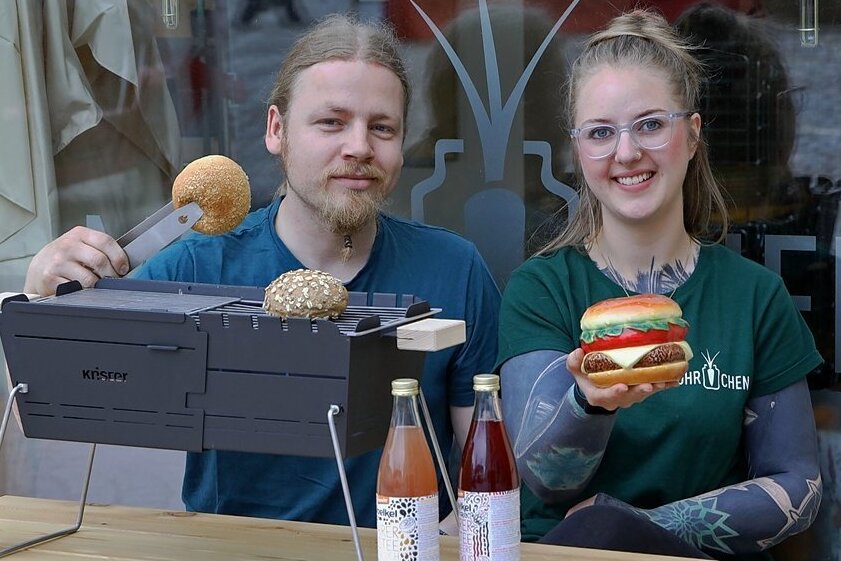 Annemarie Friedrich und Lucien Berrier vom "Möhrchen" in Glauchau bereiten sich auf den Genussmarkt vor. Zum Angebot gehören gesunde Burger. 