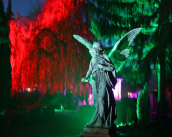 Glauchauer Friedhof zur Gedenkwoche illuminiert - Anlässlich der Gedenkwoche "150 Jahre Friedhof" wird der Friedhof in Glauchau illuminiert.