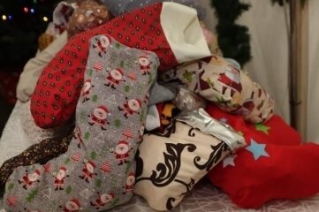 Glauchauer füllen im Flutgebiet "Mission Santa"-Socken - In den Socken sind Überraschungen für Kinder versteckt. 
