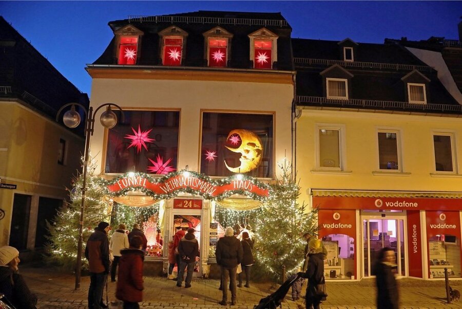 In der Fußgängerzone Leipziger Straße ist das Weihnachtshaus zu bestaunen. 