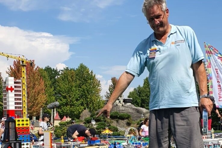 Glauchauer helfen bei Rekordversuch im Legoland - Maik Schenker bei dem Rekordversuch in Günzburg. 
