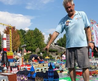 Glauchauer helfen bei Rekordversuch im Legoland - Maik Schenker bei dem Rekordversuch im Legoland Günzburg. 