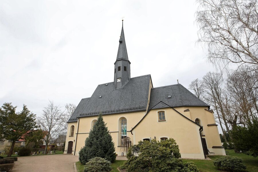 Glauchauer Kirchgemeindefest im Wernsdorfer Pfarrgarten - Die Wernsdorfer Kirche.