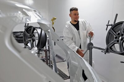 Glauchauer Lackierbetrieb investiert 2,6 Millionen Euro in neue Werkstatt - Zu den 16 Mitarbeitern im Karosserie- und Lackiertzentrum gehört Felix Alvarez.
