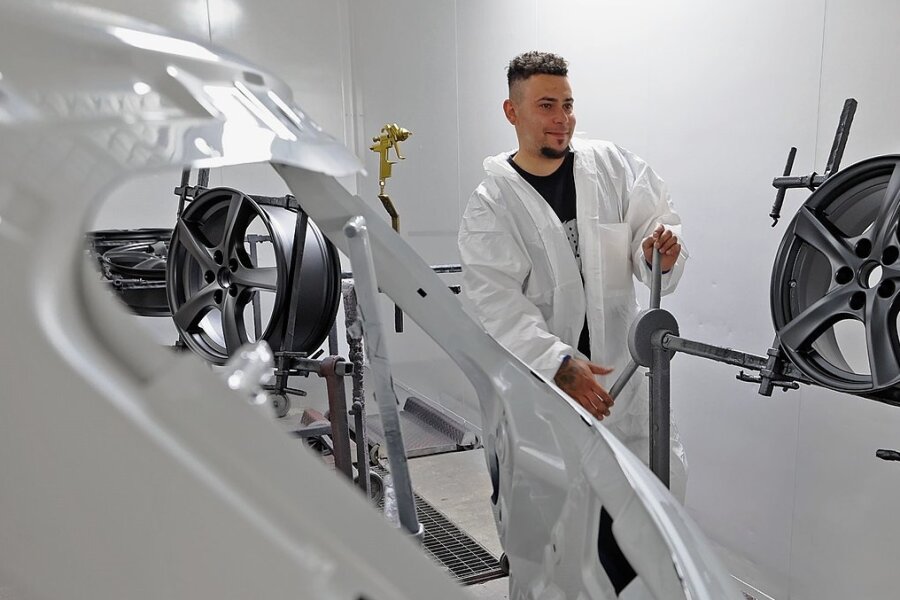 Glauchauer Lackierbetrieb investiert 2,6 Millionen Euro in neue Werkstatt - Zu den 16 Mitarbeitern im Karosserie- und Lackiertzentrum gehört Felix Alvarez.