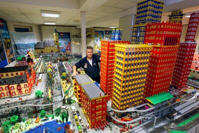 Glauchauer Lego-Enthusiasten sind mit der Besucherresonanz zufrieden - Initiator Maik Schenker in der Lego-Ausstellung in Glauchau.