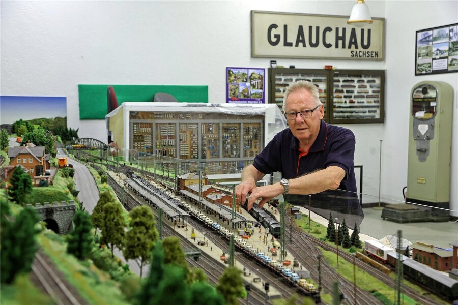 Glauchauer Modellbahner mit Premiere - Vereinschef Jürgen Horst an der Clubanlage.