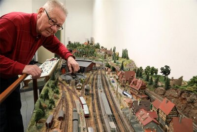 Glauchauer Modellbahner zeigen ihre Schätze - Der Vereinsvorsitzende Jürgen Horst inspiziert die Modellanlage der Schmalspurbahn.