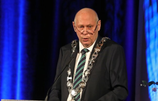 Bei der Verleihung von Ehrenmedaille und Ehrenurkunde trug Glauchau Oberbürgermeister Peter Dresler die Amtskette das letzte Mal. 