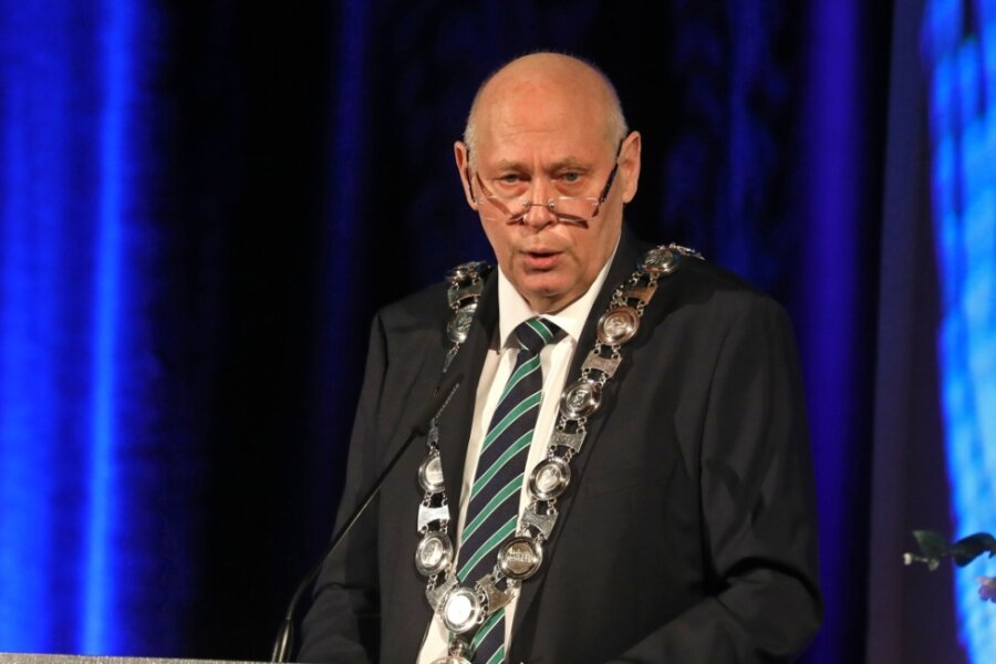 Bei der Verleihung von Ehrenmedaille und Ehrenurkunde trug Glauchau Oberbürgermeister Peter Dresler die Amtskette das letzte Mal. 