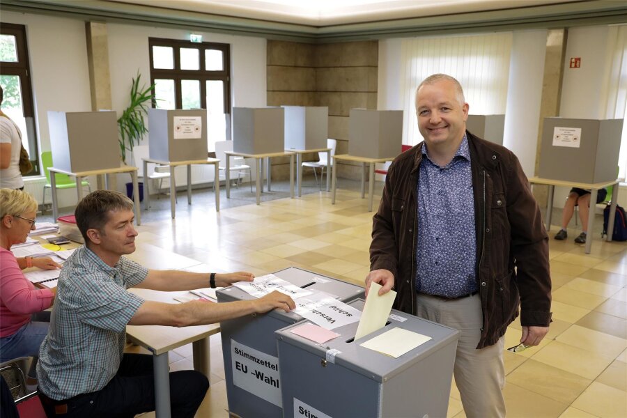 Glauchauer Pfarrer zieht es in die Stadtpolitik - Matthias Große, der selbst für den Stadtrat kandidiert, gibt seine Stimmen im Wahllokal ab.