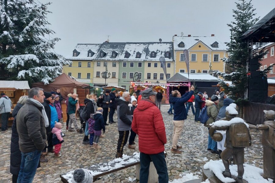 Glauchauer Weihnachtsmarkt startet verhalten - Der Glauchauer Weihnachtsmarkt ist am Freitagnachmittag verhalten gestartet. 