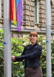 Gleichstellungsministerin Meier hisst Regenbogenfahne - nun muss ein Gericht entscheiden - Die Ministerin ließ die Fahne am Donnerstag vor ihrem Ministerium hochziehen.