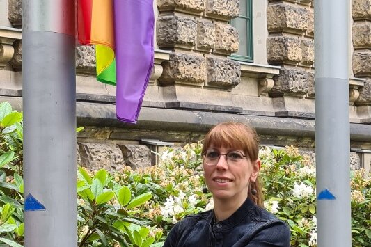 Gleichstellungsministerin Meier hisst Regenbogenfahne - nun muss ein Gericht entscheiden - Die Ministerin ließ die Fahne am Donnerstag vor ihrem Ministerium hochziehen.