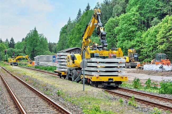 Gleisbau im oberen Vogtland: Bahnstrecke wird saniert - Das Areal des Bahnhofs in Zwotental gleicht derzeit einem Baustellenlager. Von hier werden die Schwellen für den Gleisbau auf die Strecke noch nach Schöneck gebracht.