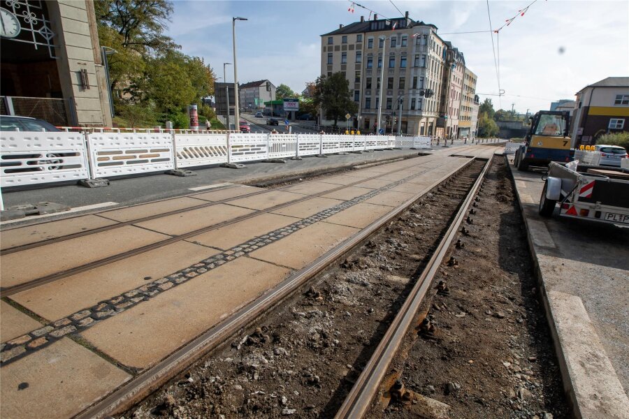 Gleisbauarbeiten in Plauen: Schienenersatzverkehr nach Haselbrunn ab Dienstag - An der Kreuzung Pausaer Straße/Martin-Luther-Straße werden derzeit die Gleise gebaut.