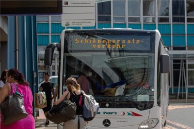 Gleisbauarbeiten zwischen Plauen und Neumark: Tausende Vogtländer müssen in den Bus umsteigen - Plauen, Oberer Bahnhof: Die Bus-Bahn-Schnittstelle ist jetzt Drehscheibe im Schienenersatzverkehr. Sowohl die Regionalexpress-Passagiere der MRB, als auch die Fahrgäste der Vogtlandbahn müssen dort umsteigen.