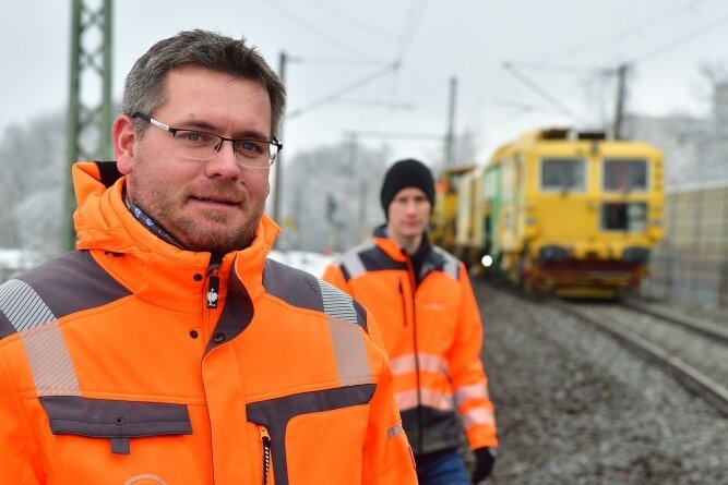 Gleisbauer stemmt bisher größtes Projekt - Firmenchef Kevin Kaden (vorn) und Mitarbeiter Marco Zöllmann bei Messarbeiten an der Gleisanlage am Chemnitzer Gleisbogen. 